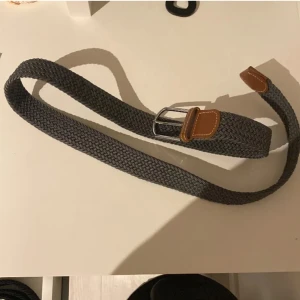 Flätar skärp - Ett eftertraktat bälte i färgen grå, bältet är 100cm. 