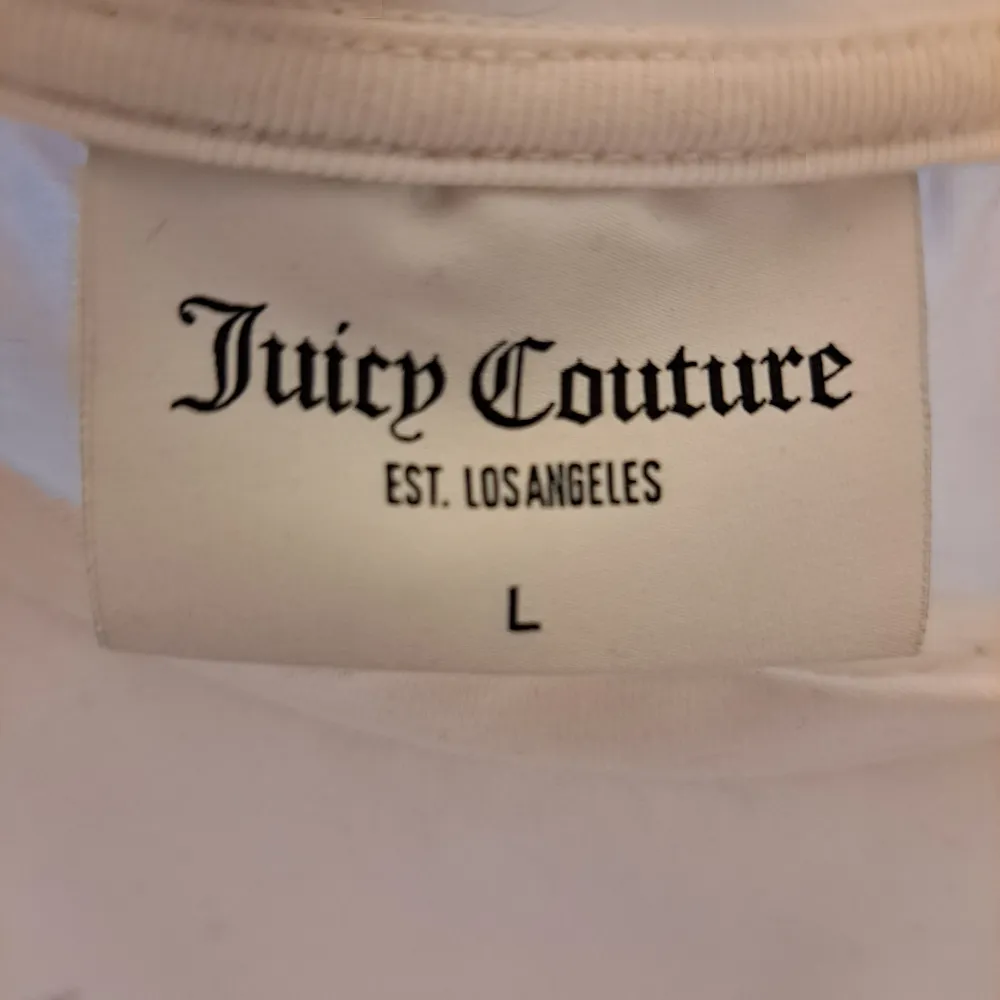 Jätte fin äkta topp från Juicy Couture! 😍 Säljer p.g.a att den inte kommit till användning! 😊 Den är i storlek L men passar även M! Den är i bra skick! 🩷Kontakta mig för frågor :). Toppar.