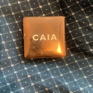Caia glow bronzer - Intressekontroll på denna fina glow bronzern då jag inte använder den så mycket längre❤️använd en del men ändå mycket kvar!! Färg Antigua 