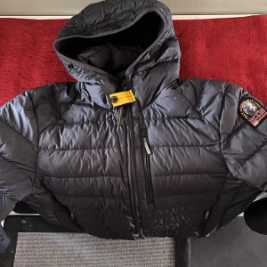 Parajumpers jacka - Parajumpers jacka i okej skick, bra nu till våren. Självklart äkta. Hör av vid fler frågor.