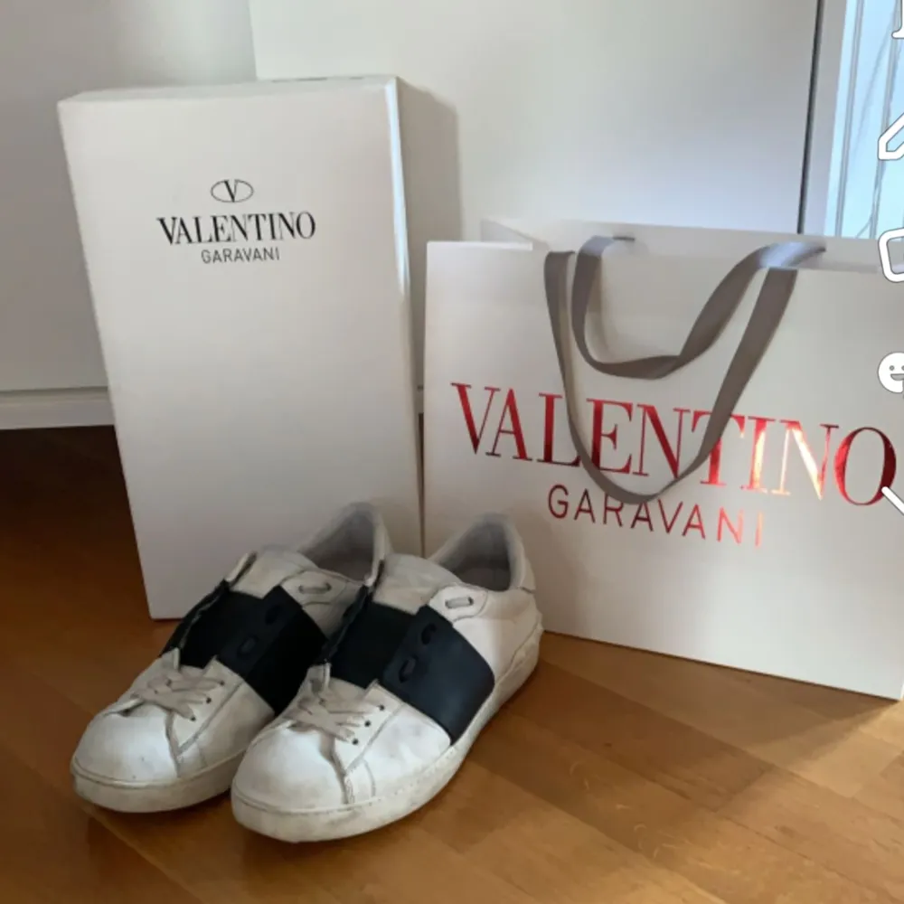 Tja säljer nu dessa riktigt feta Valentino open skorna! Skicket är skulle jag säga 7/10 då de är lite defekter men inte så mycket som syns! Box,bag samt dustbag mm. Hör av dig för minsta fundering!;). Skor.