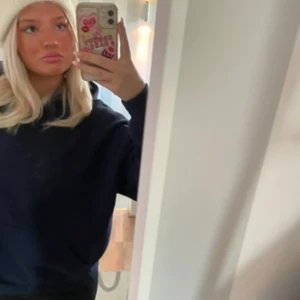 Gina hoodie - Super mysig hoodie från Gina Tricot💙 använd fåtal gånger och jätte skön och bra kvalitet! Köpte för 360kr