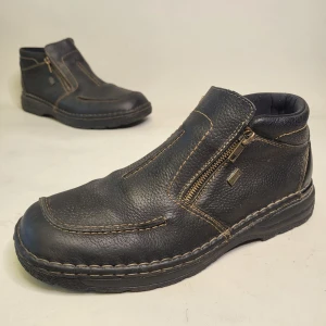 Rieker RiekerTEX Fodrade Kängor Storlek 42 Läder Skor Svart - 14 dagars ångerrätt! Fodret på insidan är lite slitet men annars är skorna i bra skick. Inga hål på utsidan eller insidan. Ingen illa lukt. Hör av dig om du har några frågor! Tack för att du tittade!