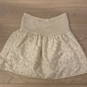 Tröja - Säljer denna tröjan utan axel band från shein. Säljer pga att de inte används längre. Den är i bra skick och bara använd ca 1 gång!