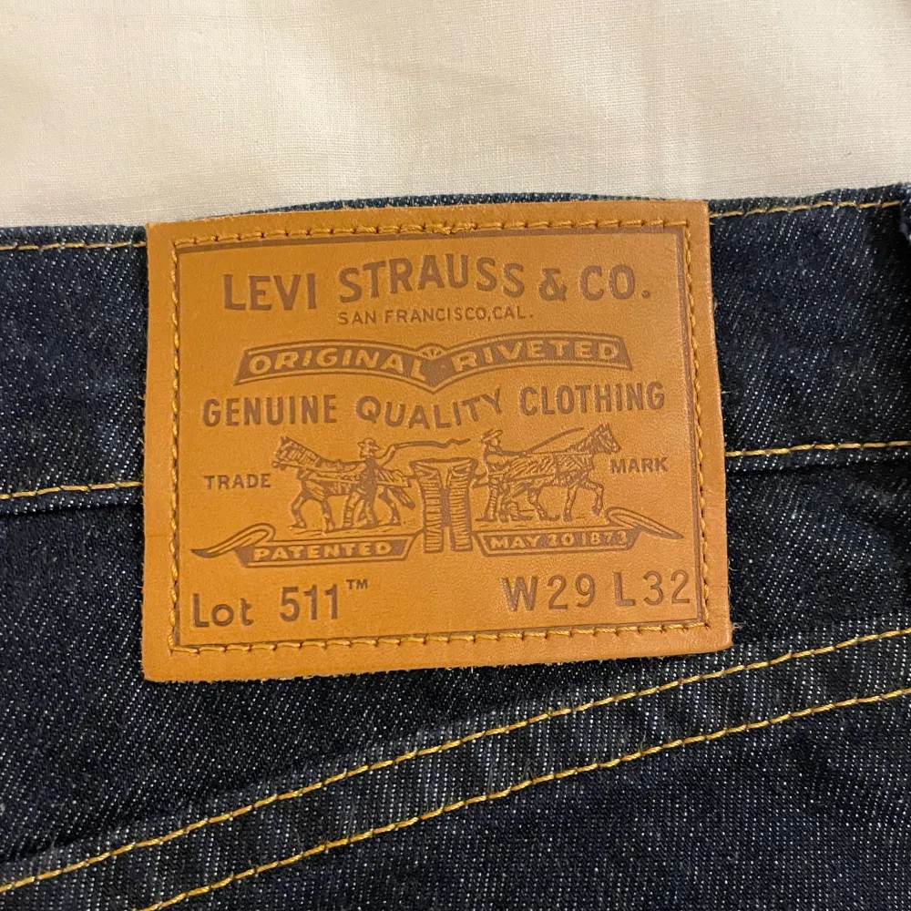 Mörkblå relativt raka Levis jeans i modellen 511(osäker)😙 Säljer då de är lite för små för mig! Aldrig använda🩷 . Jeans & Byxor.