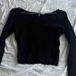 tröjan är i nyskick och använd 1 gång. den är lite croppad typ till naveln 💕  priset kan diskuteras skriv till mig om du är intresserad 🥰