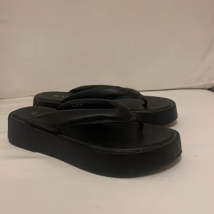 Flip- flops - As snygga chunky platform flip-flops. Använda 2-3 ggr, så väldigt bra skick!   