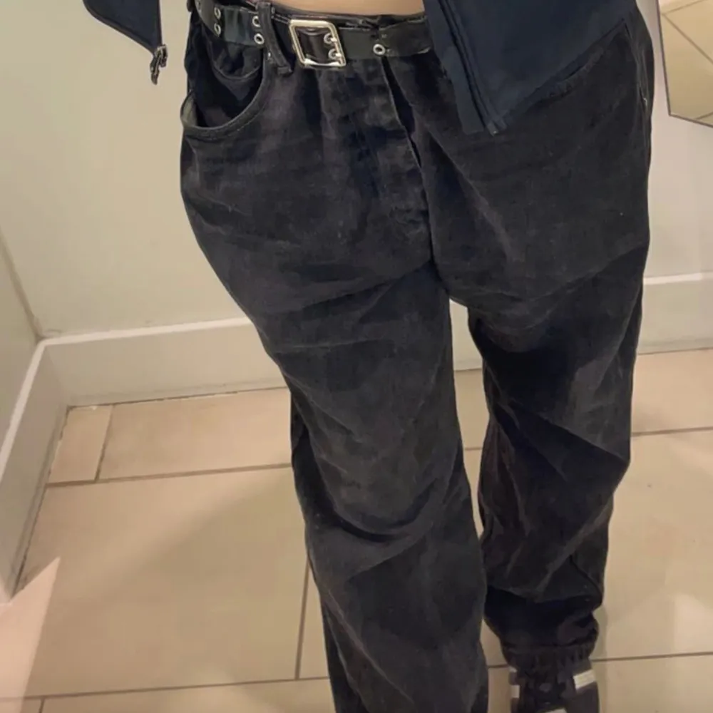 Snygga Levis baggy jeans i W40 och L30(Defekter längst ner vid byxorna men annars gott skick) Skriv ifall behövs fler bilder:). Jeans & Byxor.