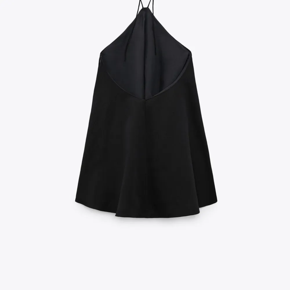 Säljer denna fina klänning från zara som inte kommer till användning längre💗Köpt för 359kr och använd 2 gånger. Har klippt bort under shortsen men annars är den som ny💗 Om du är intresserad eller har fler frågor är det bara att skriva🥰. Klänningar.
