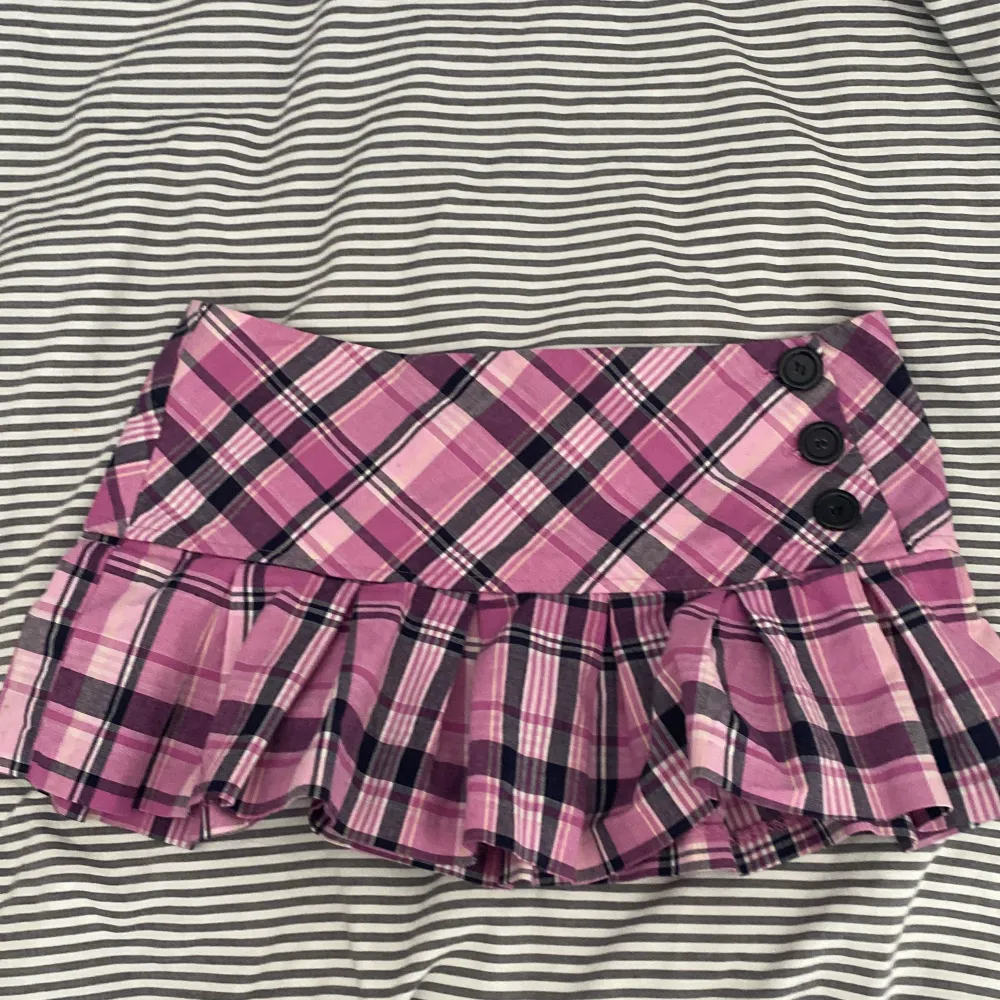 En kjol från Charlotte Russe som är köpt här på Plick, säljer för att den är lite för stor i midjan. Den är low waisted och liten i storleken. Skriv privat för fler bilder 💕. Kjolar.