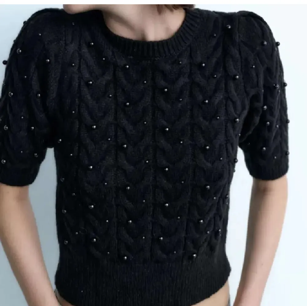 Stickad tröja från Zara med pärlor, jättefin men tycker tyvärr inte att den passar mig💕. Tröjor & Koftor.