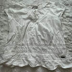 Jätte fin vit blus från Hamton Republic, säljer pågrund av att den inte kommer till användning! Skicka för fler bilder💋