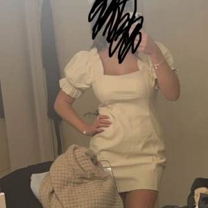 Klänning - Perfekt studentklänning! Endast provad 1 gång, lappen är kvar då jag inte hann skicka tillbaks den! Pris kan diskuteras, skcika om ni vill ha fler bilder eller undrar över något🥰