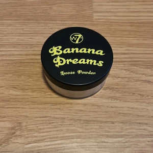 Banana face setting powder.  - Banana Dreams loose powder. Öppnad men inte använd 💗