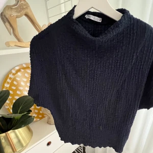 cool t-shirt zara - knappt använd😊