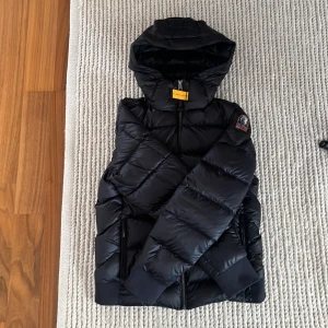 Parajumpers  - Tja, Säljer nu min parajumpers jacka för att den inte används. Modell 14-16 år storlek L. Priset är inte hugget i sten och taggen funkar. Hör av er om ni är intresserade. 