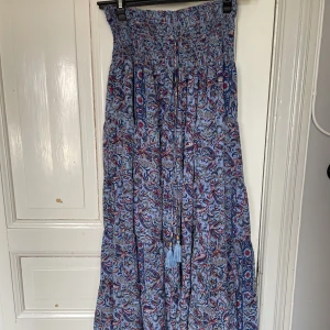 Sommrig lång kjol - Lång kjol köpt i Kroatien🥰Står ingen storlek men skulle säga att den är från S till M/L då den är stretchig. Aldrig använt                    Nypris: 500kr