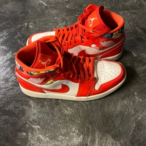 Jordan 1 - Säljer dessa riktigt feta Jordan 1 Barcelona. De är köpt för ca 1,5 år sedan men dem är väl omhändertagen! Skicket är 8,5/10. Skriv vid frågor och för fler bilder!