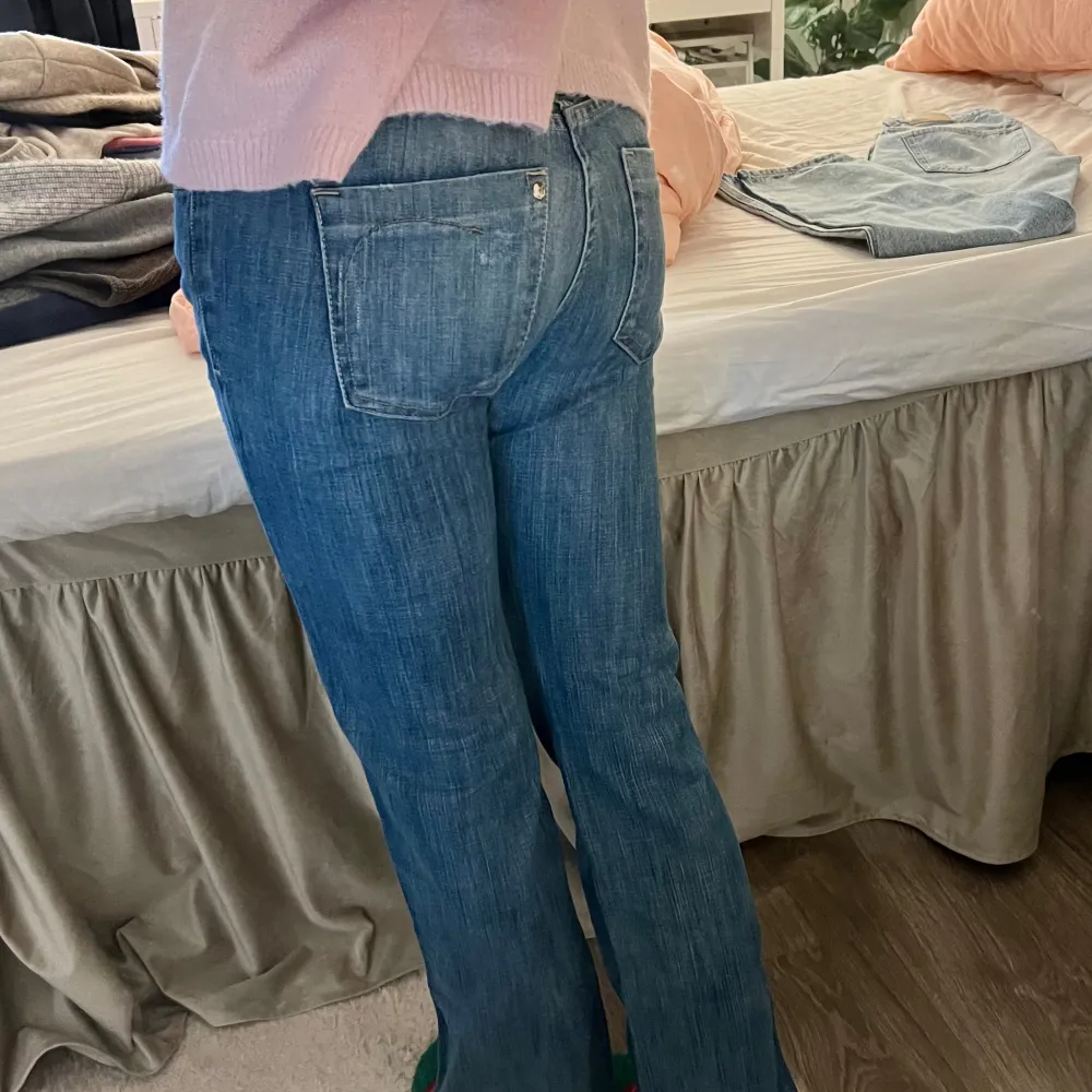 Snygga lågmidjade jeans som inte kommer till användning. Lite stora i midjan på mig så har knäppt in de (bild 2). Storlek 30x32, bra i längd på mig som är 170 💘. Jeans & Byxor.