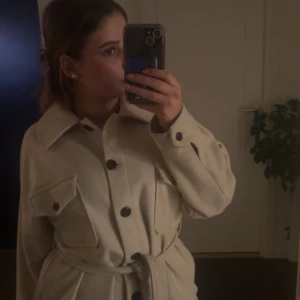 Knytbar Nelly Kappa - Knytbar kappa från Nelly i fint skick utan en enda skråma eller fläck!! Perfekt höst- eller vårjacka!!