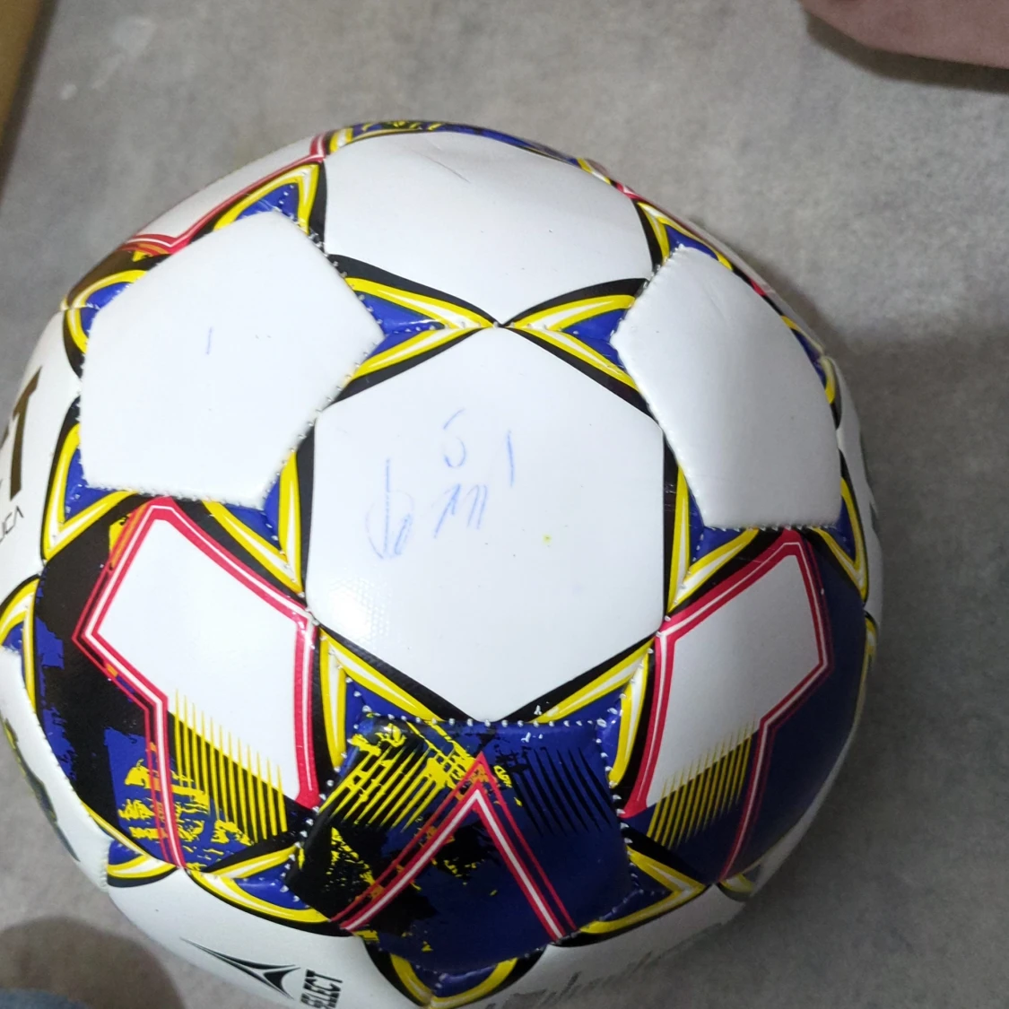 Nu säljer Ja min signerad AIK boll vet khd vem som dig signerade de har jag glömt de kan ni berätta de va matchen mellan AIK och HUFF i Hudiksvall  - 90