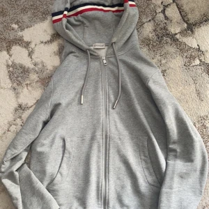  moncler zip  hoodie    - Säljer moncler zip  hoodie helt oanvänd  och med tags. Fick  den som present   om ni har några frågor är de ba att skriva.