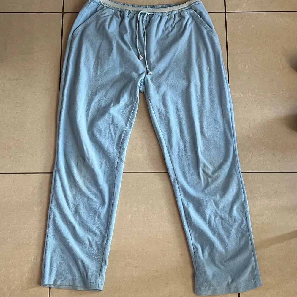 Ljusblå mjukisbyxor i fleece-material. Köpta secondhand. Ursprungligen från Lagoon. Stl L men sitter mer som en S/M. Jag är 170cm för referens, och de är långa i benen på mig :). Jeans & Byxor.