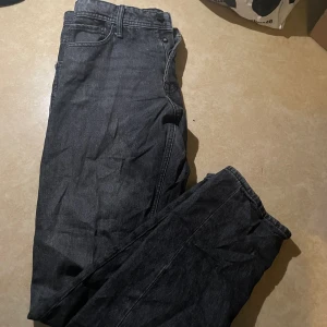 Gråa Jack and Jones Jeans - sparsamt använda storlek  34,34