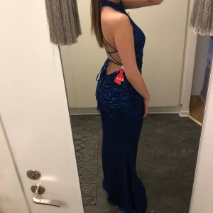 Balklänning  - Helt ny balklänning som ja inte riktigt fasta för men den är jättefin , nypris är 2599kr men säljer för 1000kr (prislapp sitter på) storleken är 40 men är som en 36/38 jag har storlek s och den passar mig 