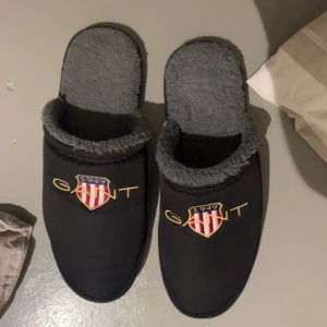 Ganttofflor st 43 ish - Ganttofflor igentilgen storlek 45 men jag har 44,5 och dom är för små för mig. Så en person med 42-43 passar utmärkt. Använd kankse 10 gånger endast inomhusbruk . Nypris ca 500-600kr.  Ligger nu ute för 150kr pris prutbart.