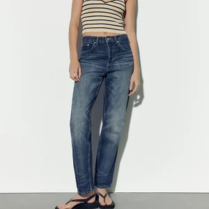 Raka midwaist jeans zara  - Säljer dessa slutsålda och HELT oanvända raka midwaist jeans från zara då de ej kommer till användning.  storlek 38 funkar för dig som brukar ha 36/S också. Köpta för 399kr säljer för 200kr. Gå ner i marken på mig som är 165 cm. Köp via ”köp nu”🩷