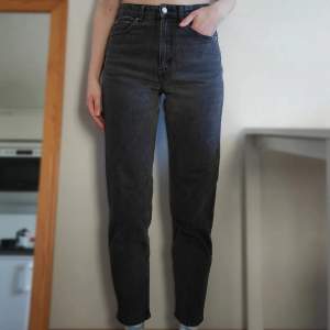 Mom jeans byxor från Monki, modell Lash. Washed out svart färg, W28, L30. 