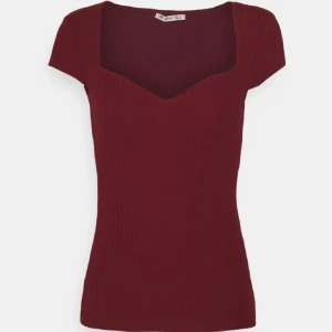 Vinröd topp  - Jag släjen min vinröda topp från Zalando, märket är anna Field. Säljer eftersom den inte kommer till användning längre💕