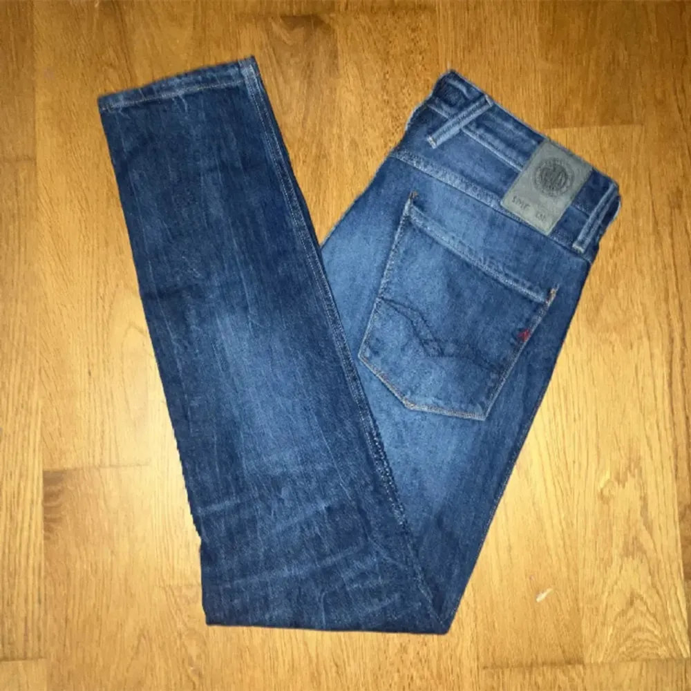 Tjo säljer ett par helt nya Replay Anbass i riktigt fett färg för sjukt billigt pris!! Skriv om intresserad . Jeans & Byxor.