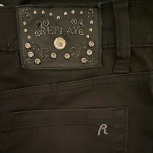 Vintage replay jeans  - Det står inte exakt storlek på dom men dom passar s/xs. Pris kan diskuteras🖤