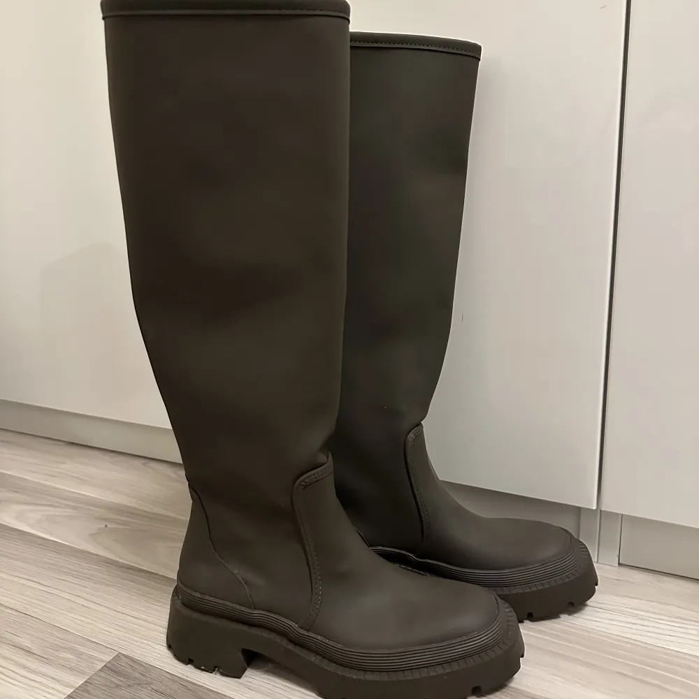 Skitsnygga helt oanvönda stövlar/boots från ZARA i färgen grön. Slutsålda på hemsidan. . Skor.