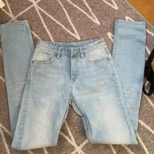 Säljer mina Lågmidjade jeans som är för små. Tveka inte på att höra av dig😊🌸