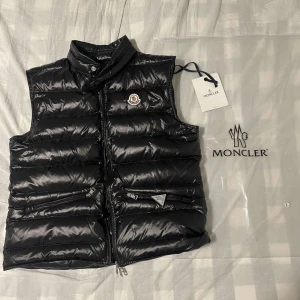 Moncler väst - Säljer min moncler väst. Den är i bra skcik 9/10. Inga skambud bara seriösa köpare.