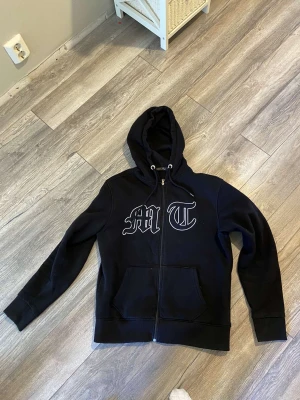 Tuttolente hoodie - Tuttolente mt zip hoodie i xl men även passar L, köpt från Tuttolente den är i bra skick utan problem helt fel fri, mitt pris är 1200kr går it att köpa nån annan stans just nu, går att mötas upp i Stockholm 