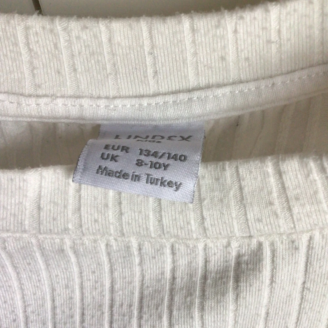 Vit ribbad T-shirt  - 90