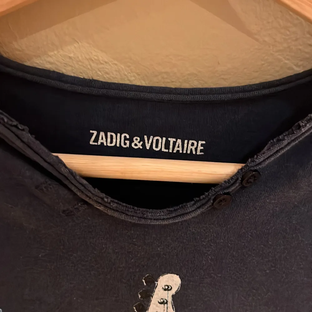 Super snygg Zadig & Voltaire tröja som är köpt här ifrån Plick men säljer då den tyvärr var för liten. Mycket bra skick 💓. T-shirts.