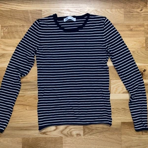 Randig tröja zara  - Den är mörkt marinblå/vit, storlek M men sitter mer som en S tycker jag