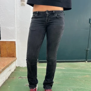 LTB jeans - Svarta lågmidjade Ltb jeans modell roxy, små slitningar på botten annars fint skick. Storlek 26/36, modellen är 178💗 