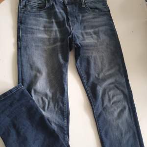 Superfina jeans, endast använda nån enstaka gång så i nyskick. Modellen är slim/straight. Nypris är 1200 kr.