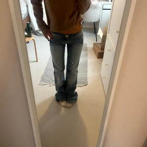 Lågmidjade bootcut jeans  - Lågmidjade bootcut jeans, finns en liten fläck men inget som syns när man har de på sig. Midjemått 34cm, innerbenslängd 83cm. Köp via köp nu❤️‍🔥