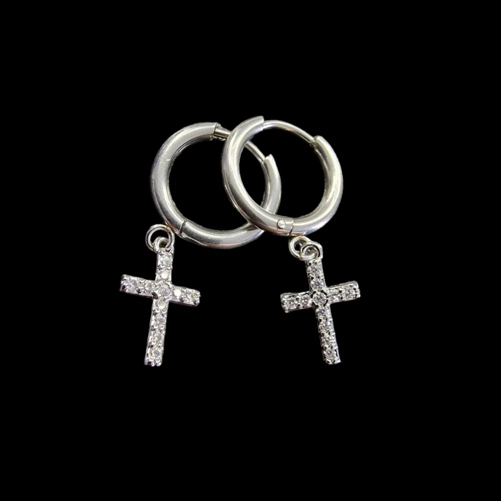 Nya ,handgjorda örhängen av Nh.designs  Nickelsäkra och rostfrittstål  från ring  och hela korset 2,7cm  Korset är 1,2 cm. Accessoarer.
