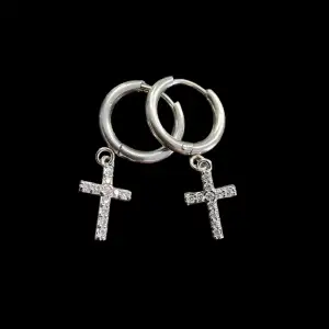 Nya ,handgjorda örhängen av Nh.designs  Nickelsäkra och rostfrittstål  från ring  och hela korset 2,7cm  Korset är 1,2 cm