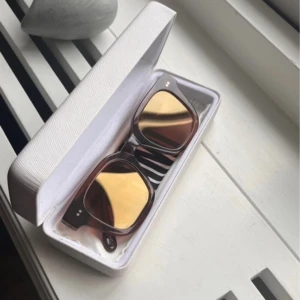 Chimi 04 - skit snygga Chimi 04 i färgen coco med spegelglas som inte går att få tag på längre, jättebra skick pris kan diskuteras 