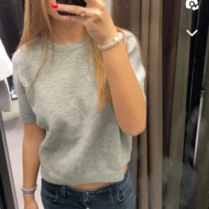 Stickad tröja från zara  - Stickad tröja i ett material som är väldigt mjukt och nopprar ingetting. Helt slutsåld på zara. Storleken är xl men passar xs-m beroende på hur man vill att den ska sitta. Varöfr de är en större storlek är för den är för annars skulle den vart kropad