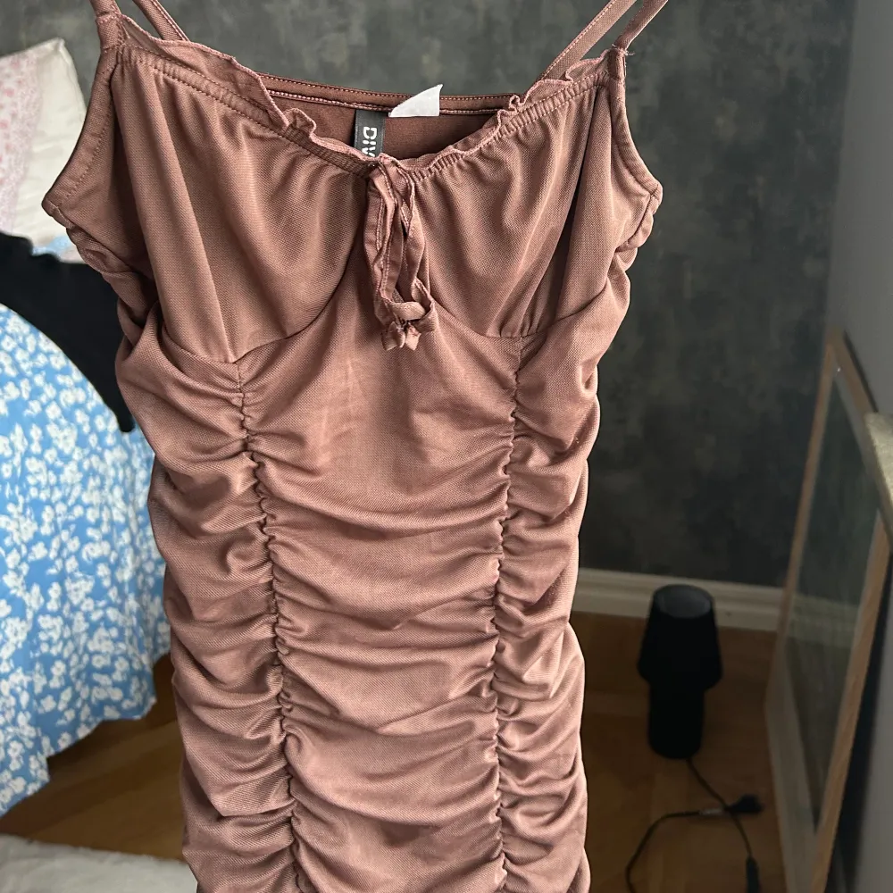 Jättesnygg klänning från H&M som blivit för liten tyvärr, formar kroppen så snyggt !🫶🏼. Klänningar.